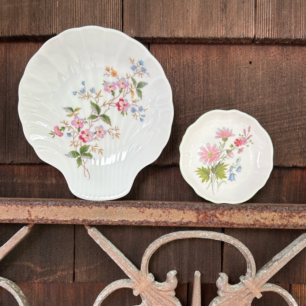White Floral Shell Salad Plate and Sauce Dish Set - Pink & Blue Flowers